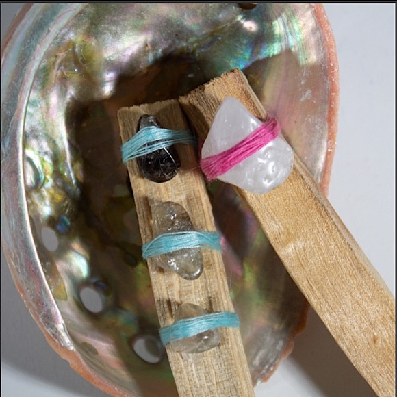 Witchy NEW Palo Santo & Quartz Crystals w/ Abalone Shell, 3 PC. Smoke Set - NWT - Picture 5 of 6